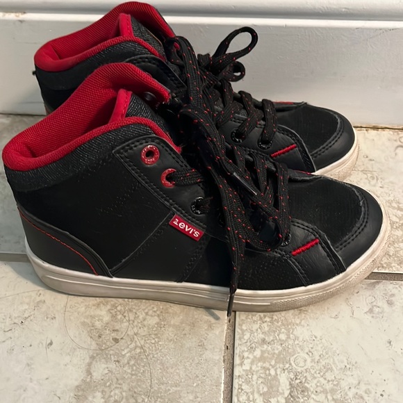 Levi’s high top black/ red shoes - Picture 1 of 4